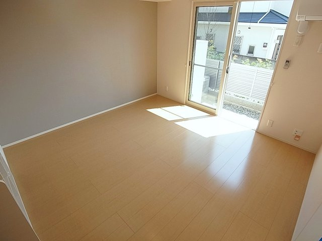 すずらんハイツの居間・リビング|広々リビングです