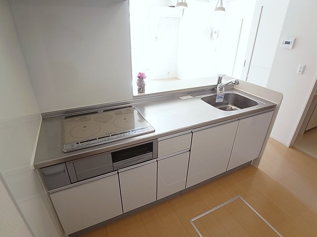 すずらんハイツのキッチン|システムカウンターキッチン、ＩＨ3口コンロ