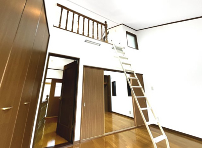 【洋室】 | 枚方市野村元町　中古戸建 | 【3階：洋室6帖】ロフトがあるので天井が高くてお洒落な内装ですね。白くて広いい壁をスクリーンにしてプロジェクターが楽しめます。