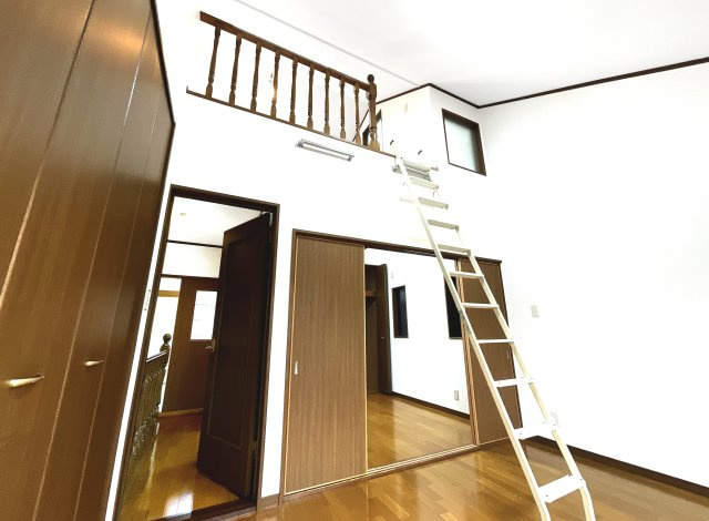 【洋室】 | 枚方市野村元町　中古戸建 | 【3階：洋室6帖】ロフトがあるので天井が高くてお洒落な内装ですね。白くて広いい壁をスクリーンにしてプロジェクターが楽しめます。
