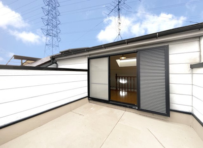 【バルコニー】 | 枚方市野村元町　中古戸建 | 【ルーフバルコニー】高い位置で回りの視線を気にせずに、屋上でご家族が楽しく過ごせます。空が一面に広がる開放的なスペース。