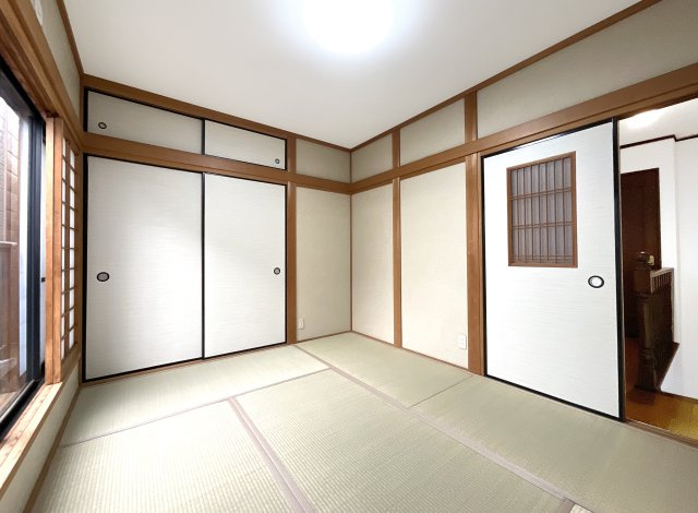 【和室】 | 枚方市野村元町　中古戸建 | 【3階：和室6帖】3階の和室にもベランダがあり、明るい室内となっています。押入れもしっかり完備されています。