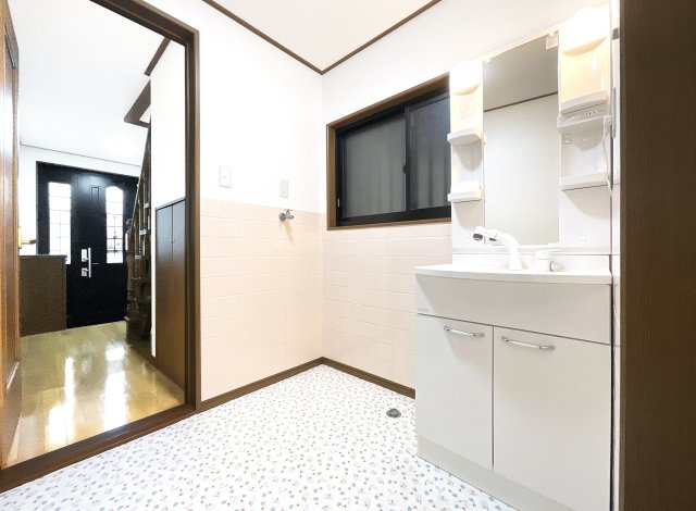 【独立洗面台】 | 枚方市野村元町　中古戸建 | 洗面化粧台は新調しています。シャンプーが出来るタイプの水栓ですので朝のねぐせ直しにも役立ちます。