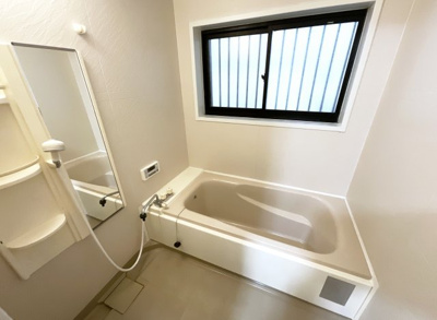 【浴室】 | 枚方市野村元町　中古戸建 | 追い炊き機能付きのお風呂で、ご家族の入浴時間がバラバラでも、いつも温かい湯舟に浸かれます。