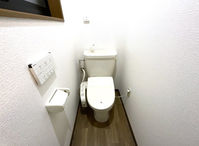 【トイレ】 | 枚方市野村元町　中古戸建 | ウォシュレット機能付きのトイレで、いつも清潔に保てます。