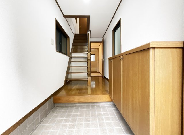 【玄関】 | 枚方市野村元町　中古戸建 | 玄関にはシューズBOXがあり、ご家族のシューズが収納できて玄関はいつもスッキリ片付きます。