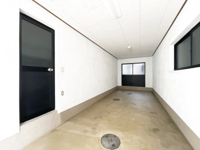 【駐車場】 | 枚方市野村元町　中古戸建 | 車庫には駐車2台が可能です（サイズは現地でご確認下さい）車庫からも室内に入れて便利です。雨の日でも濡れずにすみますね。