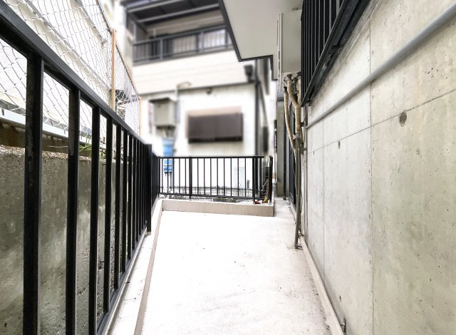 【その他】 | 枚方市野村元町　中古戸建 | 【1階：裏スペース】車庫の奥にある扉の外にこちらのスペースがあります。