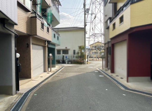 【前面道路含む現地写真】 | 枚方市野村元町　中古戸建 | 【前道約4.7ｍ】車通りの少ない閑静な住宅街です、ぜひ現地でご確認下さい！