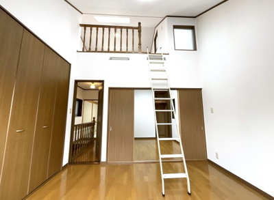 【洋室】 | 枚方市野村元町　中古戸建 | 【洋室約6帖】天井が高くて開放的なお部屋は、白い壁をスクリーンがわりにプロジェクターが楽しめます