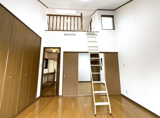 【洋室】 | 枚方市野村元町　中古戸建 | 【洋室約6帖】天井が高くて開放的なお部屋は、白い壁をスクリーンがわりにプロジェクターが楽しめます