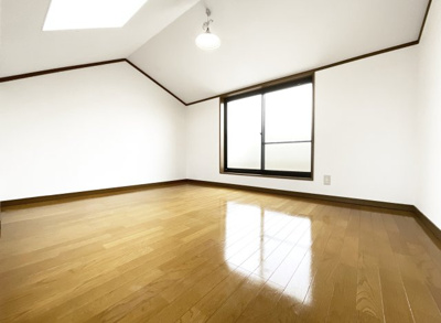 【洋室】 | 枚方市野村元町　中古戸建 | 【ロフト】屋上にはこちらのロフトから出られます。急な雨でもすぐに屋内に避難できますね