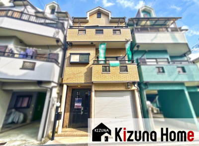 【外観】 | 枚方市野村元町　中古戸建 | スーパー・コンビニ・ホームセンターが徒歩10分ほどにあり買物便利です。また、小学校が徒歩6分、保育機関が徒歩10分にあり子育て世代の方にもおすすめの物件です！