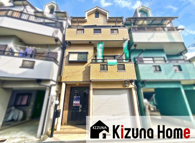 【外観】 | 枚方市野村元町　中古戸建 | スーパー・コンビニ・ホームセンターが徒歩10分ほどにあり買物便利です。また、小学校が徒歩6分、保育機関が徒歩10分にあり子育て世代の方にもおすすめの物件です！