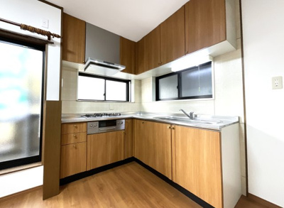 【キッチン】 | 枚方市野村元町　中古戸建 | システムキッチンはL字型で、窓があり明るく快適です。すぐ横にベランダもあり便利。