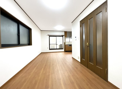 【居間・リビング】 | 枚方市野村元町　中古戸建 | LDKは約12.5帖なのですが、続きに和室6帖があり扉を開放すれば、約18.5帖の広々としたスペースあ広がり家族が集まる空間へ。