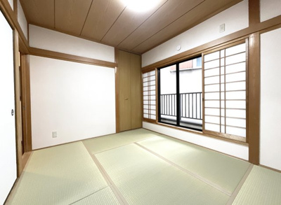 【和室】 | 枚方市野村元町　中古戸建 | 【2階：和室6帖】もちろん、独立した居室としても利用できる和室です。バルコニーがこちら側にもありますので明るく風通しも良好です。