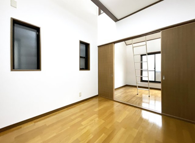 【洋室】 | 枚方市野村元町　中古戸建 | 【3階：洋室4.5帖】3階に上がると３部屋の居室があります。こちらは真ん中にあるお部屋で、もう一つの洋室と続き間になっております。10.5帖の広い寝室としてもお使い頂けますね。
