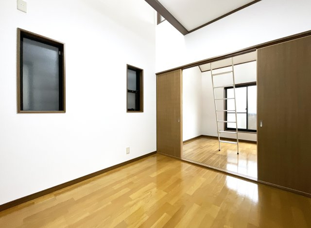 【洋室】 | 枚方市野村元町　中古戸建 | 【3階：洋室4.5帖】3階に上がると３部屋の居室があります。こちらは真ん中にあるお部屋で、もう一つの洋室と続き間になっております。10.5帖の広い寝室としてもお使い頂けますね。