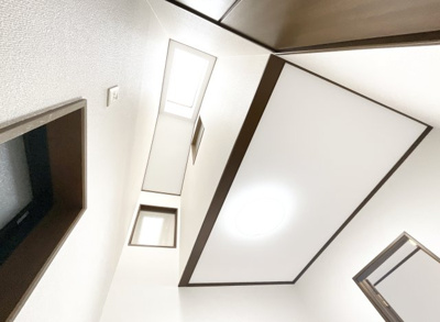 【洋室】 | 枚方市野村元町　中古戸建 | 【3階：洋室4.5帖】真ん中のお部屋には《吹抜け》があり、天窓から日の光が差し込みます。
