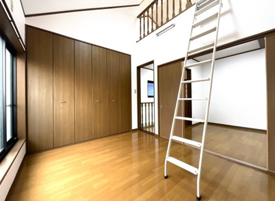 【洋室】 | 枚方市野村元町　中古戸建 | 【3階：洋室6帖】大容量のクローゼットがあり、ハシゴをあがればロフトもあるお部屋。掃き出し窓でベランダがある明るい室内。