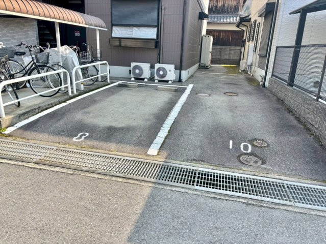 シャルムコートの駐車場