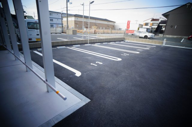 アヴニール西九条の駐車場