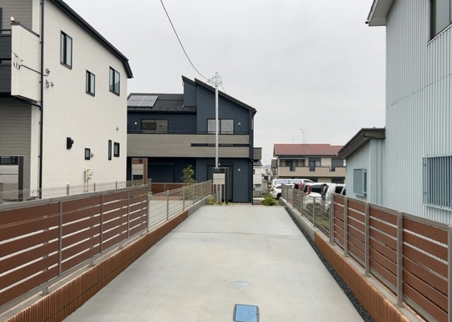 【前面道路含む現地写真】 | 住宅用の土地では前面道路に2m以上接していなければならないと法律で定められています。しかし、お持ちの車のサイズやライフスタイルなどにより、2mでは利便が悪い場合もございますので、事前に確認しましょう。