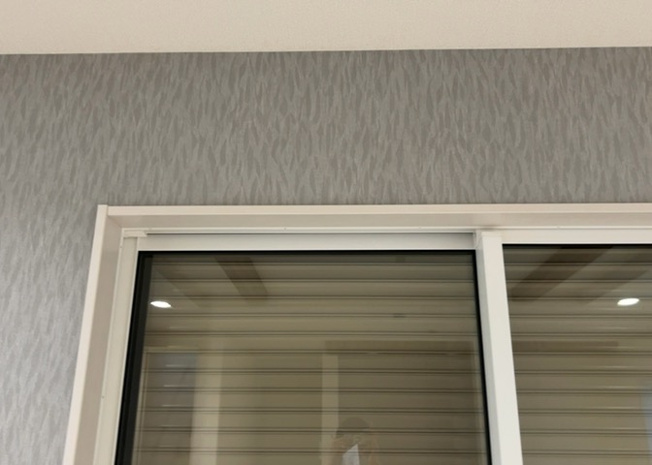 【内装】 | サッシとは、ガラス窓に使用される金属製の窓枠のことです。一般的に住宅建築では、金属製建具工事の段階で備え付けるもので、ガラス類や玄関、バスルームのスチール製のドアなどと同じタイミングで工事を行います。