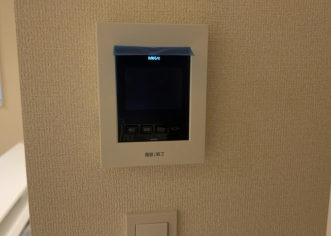 【セキュリティ】 | モニターで来訪者を確認して、目的が分からない場合はインターホンを通じて室内から会話することができます。怪しいと感じた場合はインターホン越しにお帰りいただくことができるので、直接会うことがなく安全です。
