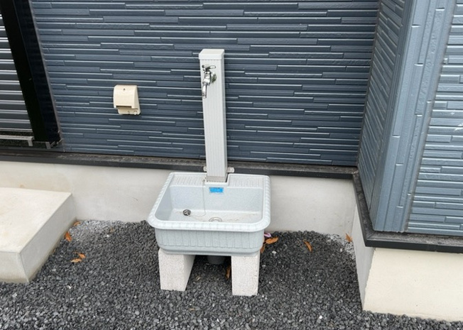 【設備】 | 敷地内には、散水栓や立水栓があります。水道水を直接利用できるため、水を運ぶ手間を省くことが出来ます。大量の水を必要とする洗車作業や清掃などに役立ちます。その他設備とあわせて、現地でご確認ください。