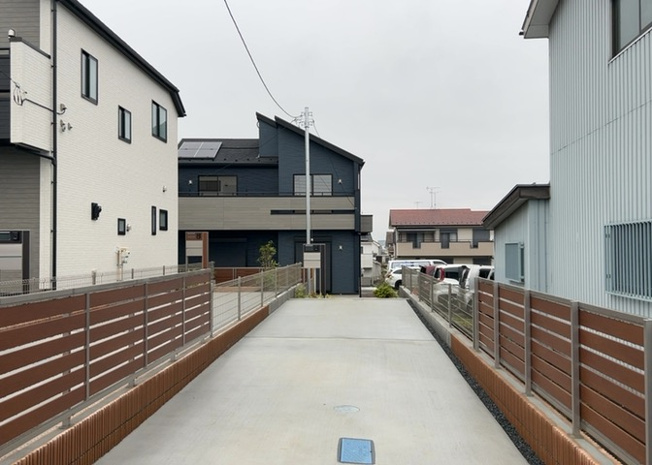 【前面道路含む現地写真】 | お持ちの車種によっては前面道路が広い方が便利でしょう。しかし、前面道路が広ければその分交通量が多くなるため、騒音などが気になる場合があります。実際に現地を見学し、周辺交通量や騒音などを確認しましょう！