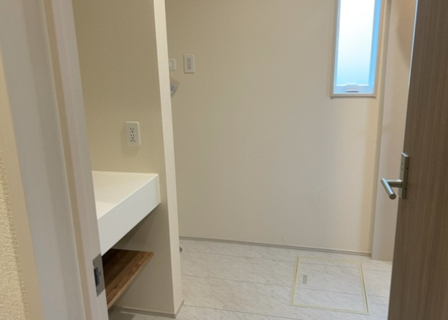 【脱衣所】 | 多くの戸建て住宅で見かける洗面脱衣所は、洗面台と洗濯機が2畳ほどのスペースに並べられていて、洗面所が脱衣所を兼ね備えている間取りが一般的です。お客様が利用することもある、パブリックな空間でもあります。