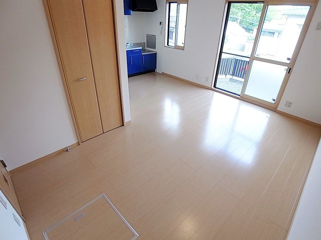 ソレアードの居間・リビング|非常に広々したリビングスペース、明るいです