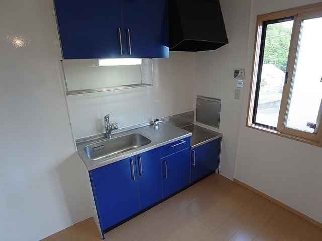 ソレアードのキッチン|側面に窓が有るガスキッチン