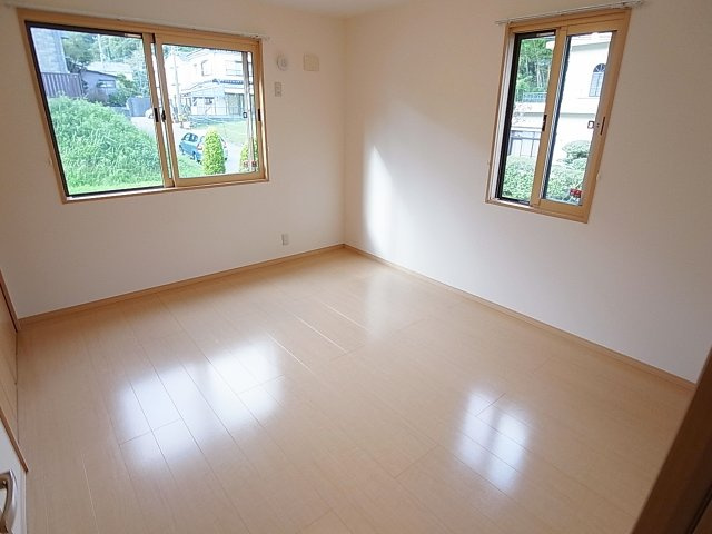 ソレアードの洋室|洋室も2面採光で明るいです