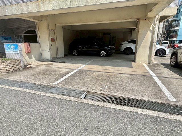 マジェスティコート東雲町の駐車場