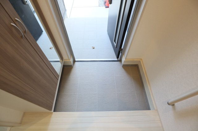 生駒市仲之町の一戸建ての玄関