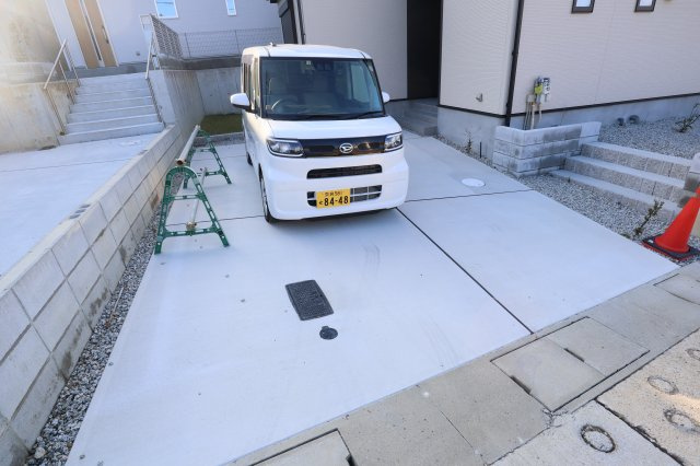 生駒市仲之町の一戸建ての駐車場