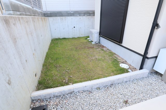 生駒市仲之町の一戸建ての庭