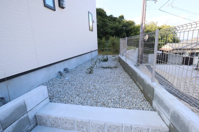 生駒市仲之町の一戸建ての庭