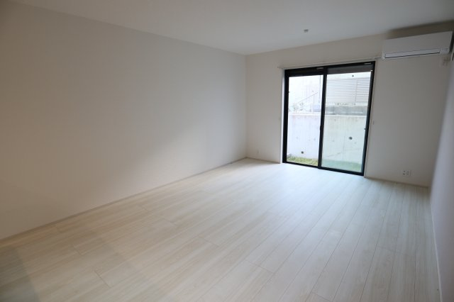 生駒市仲之町の一戸建ての居間・リビング