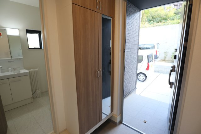 生駒市仲之町の一戸建ての玄関