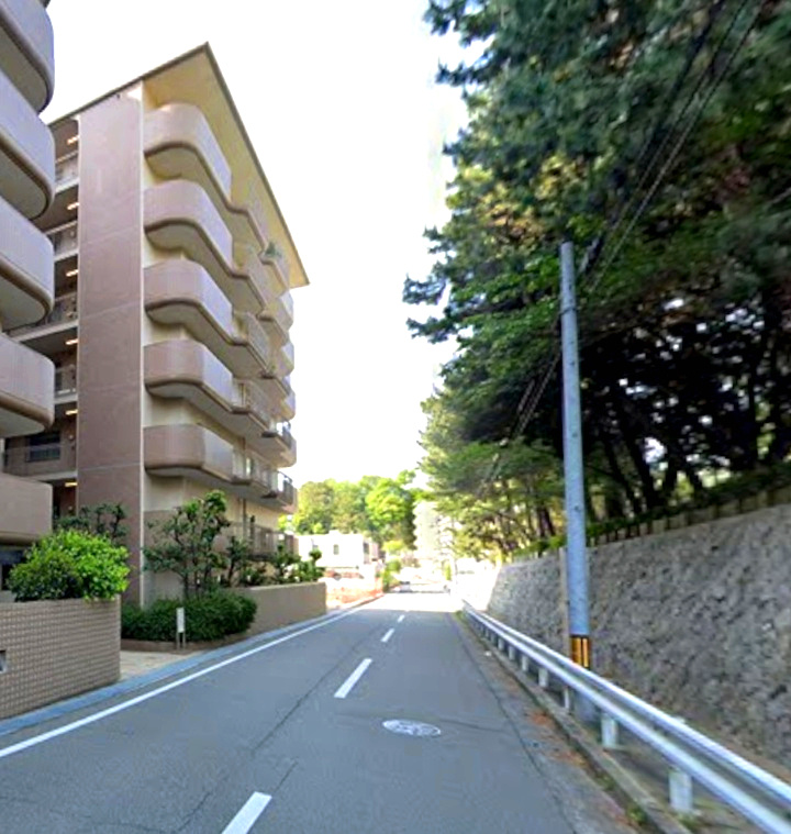 朝日ヶ丘レックスマンション1号棟の外観|休日にはご家族連れで賑わうショッピングモールで、お買い物もお食事も楽しめます♪