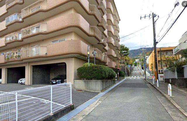 朝日ヶ丘レックスマンション1号棟の駐車場|１階ならではの平屋の戸建感　バルコニー約57㎡