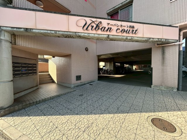 アーバンコート西条のエントランス