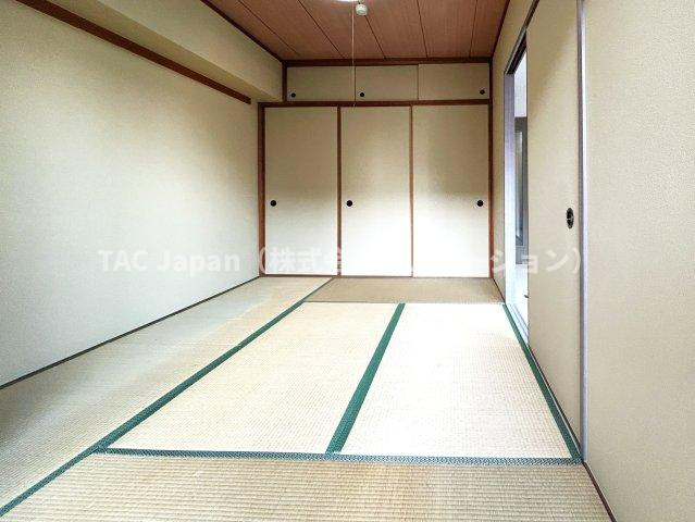 ライオンズマンション西船橋第３の和室|～Japanese room（6帖）～
明るい陽差し、畳と襖のハーモニーが和の落ち着く空間を実現しました。畳の素材であるイ草は、断熱性・保温性に優れ、湿気を吸収してくれます。