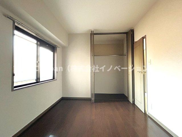 ライオンズマンション西船橋第３の洋室|たっぷりの収納も配備しており、片付いた空間を実現出来そう。陽光も降り注ぐ明るく開放的な空間が魅力的。