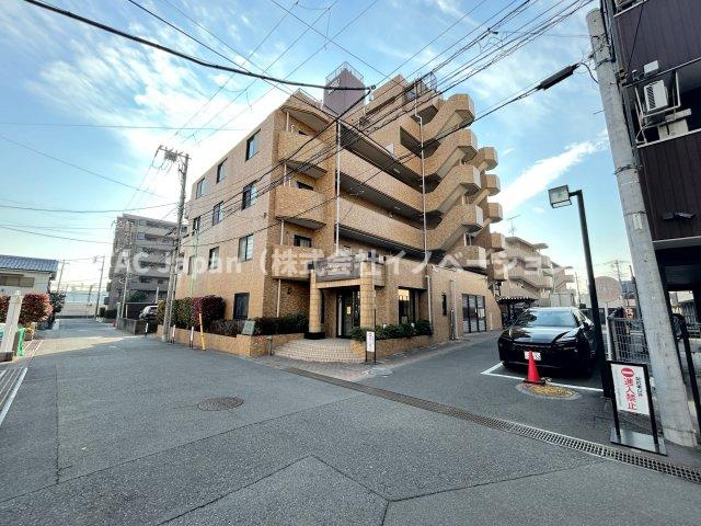 ライオンズマンション西船橋第３の外観|時代の流れに惑わされないシックなカラートーンで街並みに溶け込む外観は、主張し過ぎず、また平凡になり過ぎず絶妙なコントラストで輝きを放ちます。