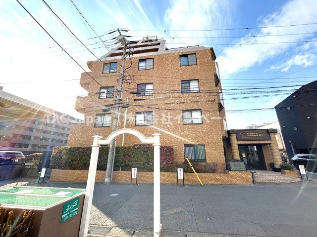 ライオンズマンション西船橋第３の外観|前面道路は閑静な住宅地をはしる車通りの少ない道路。お車の出し入れが苦手なママや小さなお子様にも安心ですね。しっかり舗装もされているので、ベビーカーや自転車で通っても快適に通行できます。